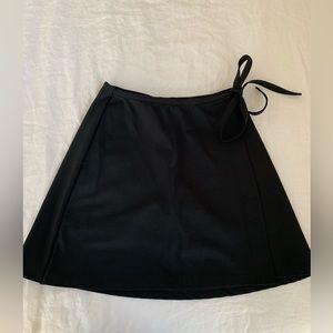 Girlfriend Collective Wrap Skort in Black Size Small